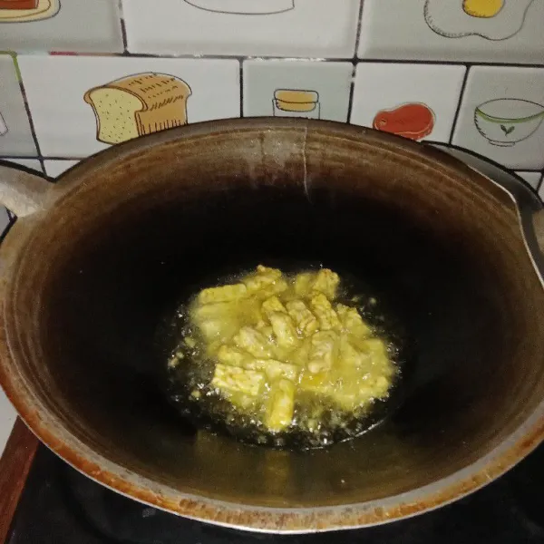 Goreng tempe yang telah di marinasi hingga matang.