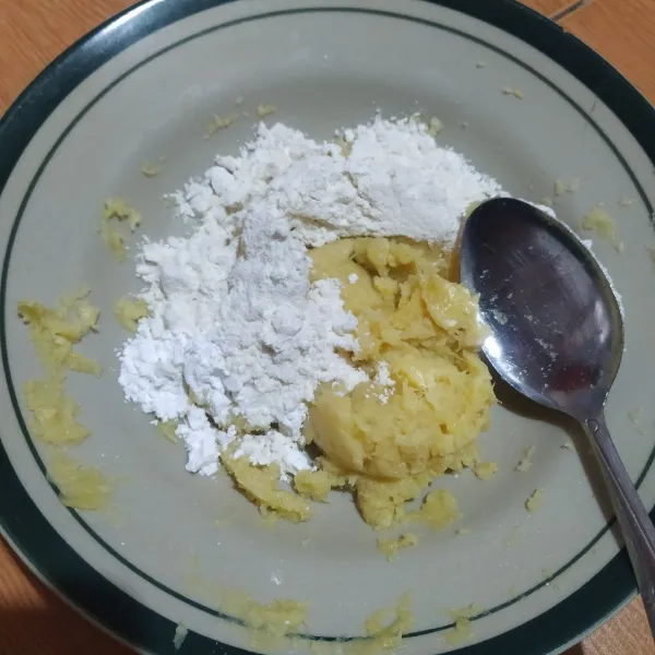 Tambahkan terigu & tapioka,aduk rata