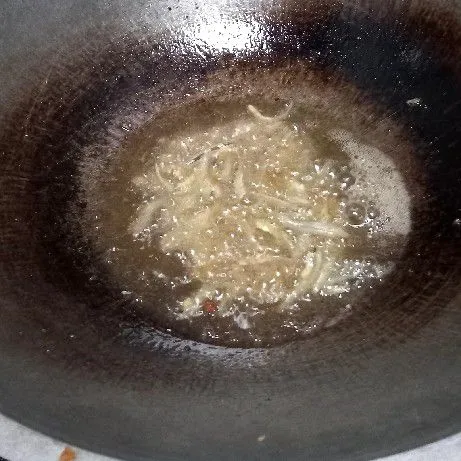 Cuci bersih teri, lalu goreng hingga matang, angkat dan tiriskan.
