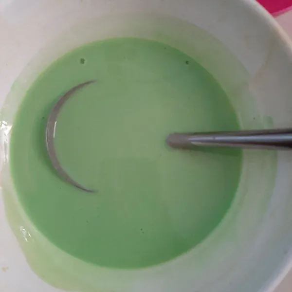 Tambahkan minyak dan baking soda. Lalu tambahkan pasta pandan. Aduk rata. Diamkan 10 menit