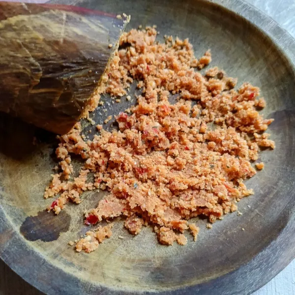 Ulek kacang tanah goreng, bawang putih, gula merah, cabai rawit, garam dan kaldu jamur