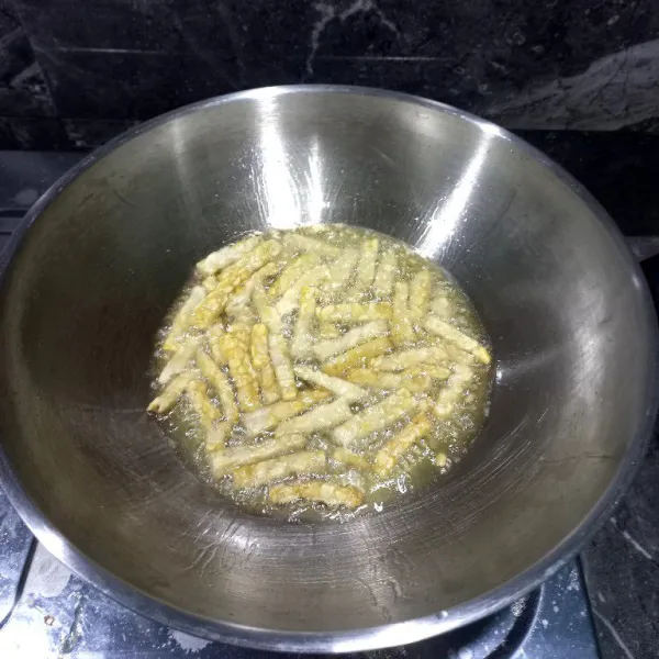 Goreng tempe sampai kecoklatan  tidak terlalu kering