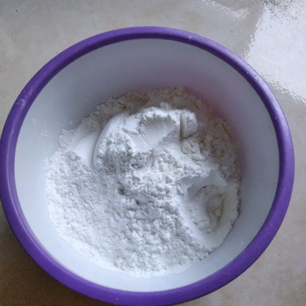 Campur tepung ketan, tepung beras, tepung terigu, garam dan gula.
