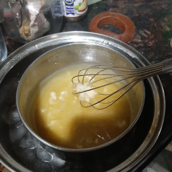 Pindahkan minyak butter ke dalam wadah yang sudah di masukan dalam wadah lain yg berisi es, aduk aduk hingga butter kembali mengeras
