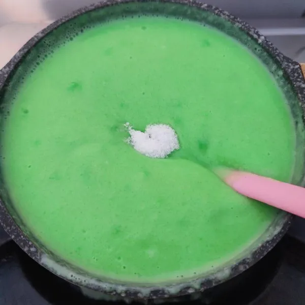 Masak dengan api kecil sambil diaduk, kemudian tambahkan garam. Koreksi rasa.