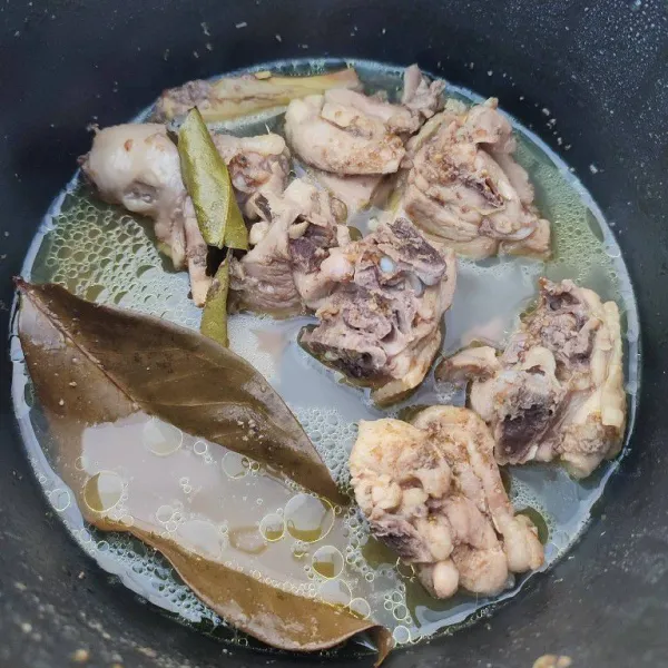Masak dengan api kecil sampai ayam empuk dan bumbu meresap.