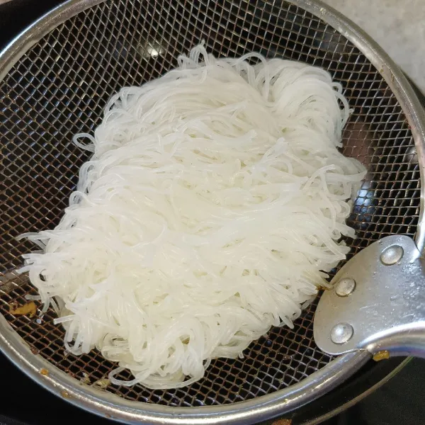 Rebus bihun sampai matang, angkat dan tiriskan, sisihkan.
