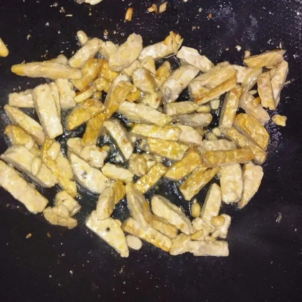 Potong-potong tempe, lalu goreng hingga setengah matang.