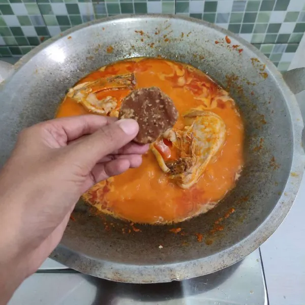 Setelah itu masukkan gula merah. aduk rata.