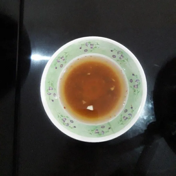 Pertama, buat bumbu marinasi tahunya. Haluskan bawang putih, kunyit, ketumbar dan garam. Tuang air, aduk rata.
