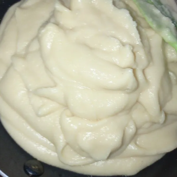 Masukkan kacang hijau yang sudah matang bersama dengan santan, air, gula pasir, putih telur, vanili, dan garam ke dalam blender. Lalu blender bahan sampai halus.
