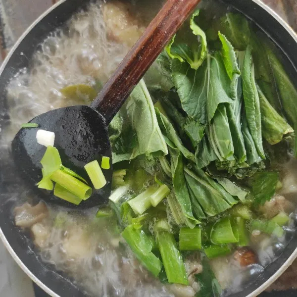 Setelah semuanya matang. Masukkan daun bawang seledri dan daun caisim. Sup tetelan sayur siap disajikan.