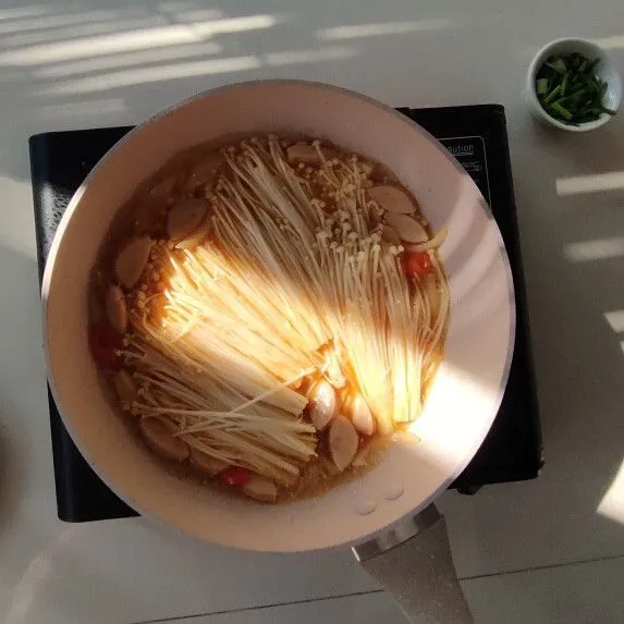Masukkan jamur Enoki masak hingga mendidih
