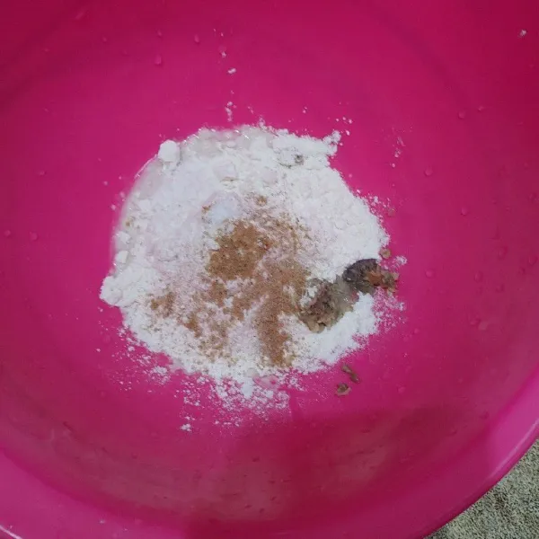 Membuat biang : campur tepung terigu,bawang putih dan lada yang sudah dihaluskan,garam dan kaldu bubuk.