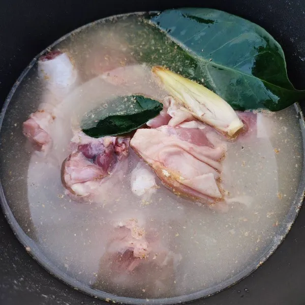 Masukkan kedalam panci, tambahkan bumbu halus, air, ketumbar bubuk, daun salam, daun jeruk purut dan serai geprek.