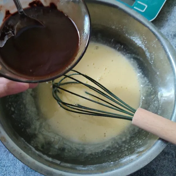 Masukkan bahan yang sudah di tim atau di lelehkan. Pastikan bahan yang di lelehkan sudah dalam kondisi hangat. Aduk rata.