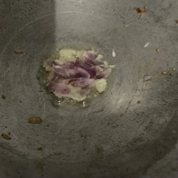 Tumis dengan sedikit minyak goreng sampai layu