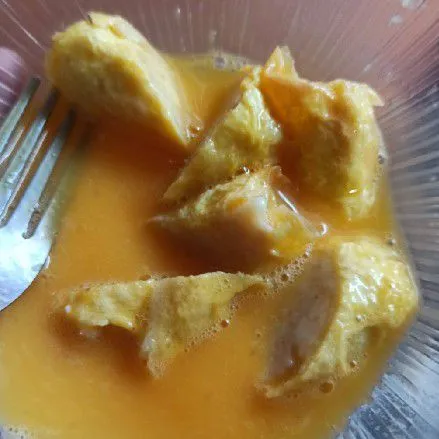 Kocok telur, lalu masukkan chicken egg roll