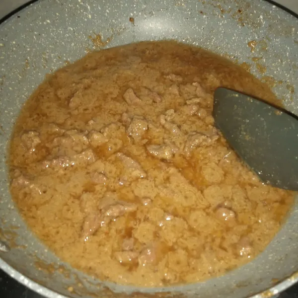 Setelah daging empuk dan bumbu mengental, cek rasa dan matikan api.