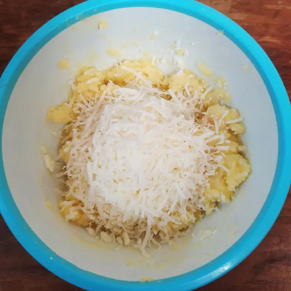 Masukkan keju parut, aduk rata. Masukkan ke dalam piping bag.