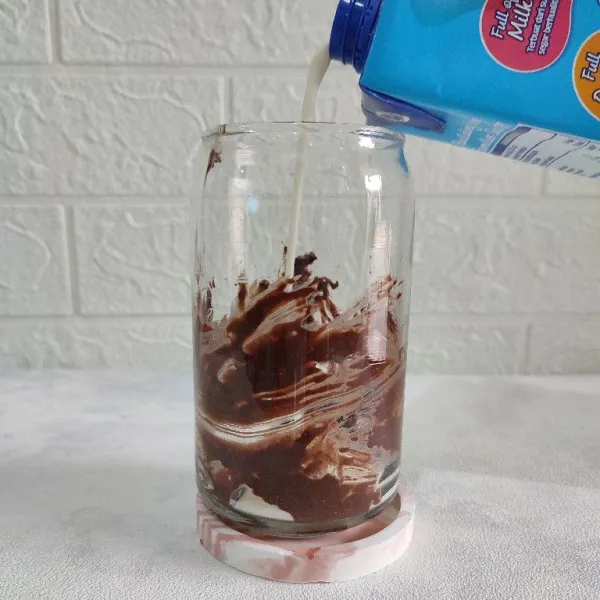 Tuang sedikit susu cair.