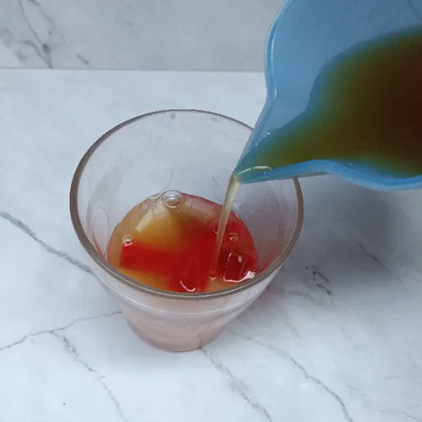 Tuang seduhan teh melati lemon.