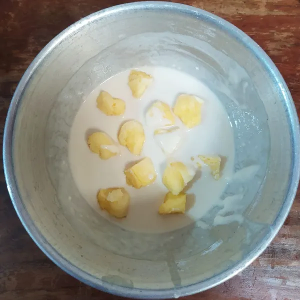 Celup tape ke adonan tepung.