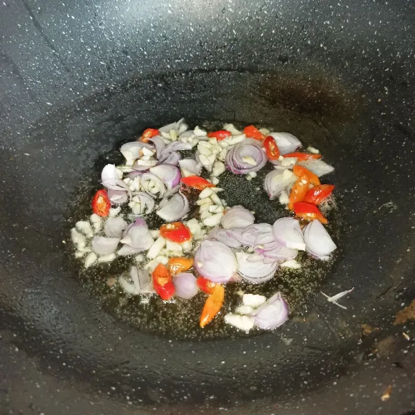 Tumis bawang merah, bawang putih dan cabai rawit sampai harum.