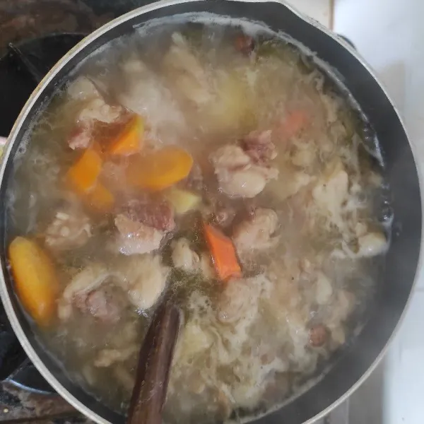 Setelah wortel dan kentang empuk, masukkan ke rebusan tetelan. Tambahkan garam, pada dan kaldu jamur.