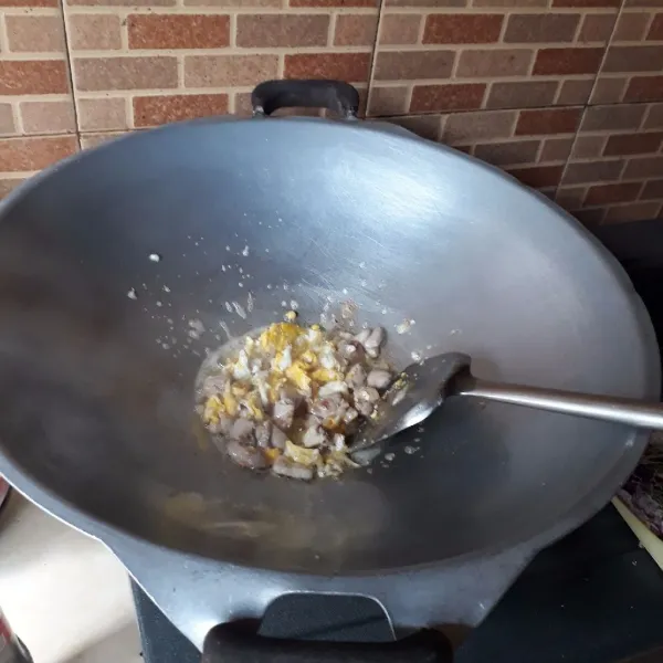 Goreng telur dan orak - arik. Masukkan bawang putih dan ayam, masak hingga harum dan matang.