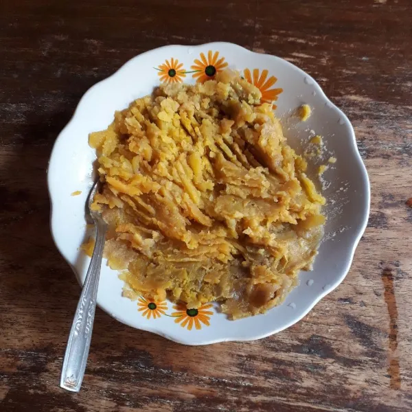 Rebus ubi hingga empuk, tiriskan. Haluskan dengan garpu, sisihkan hingga dingin.