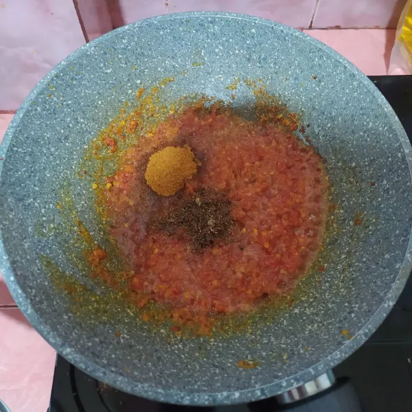 Masukkan jinten dan kari bubuk, aduk rata.