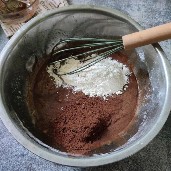 Masukkan terigu, susu bubuk dan coklat bubuk. Aduk rata.