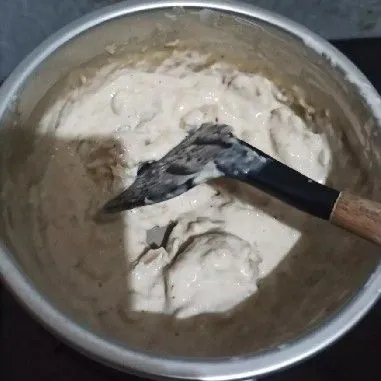 Beri air. Dan masak hingga masak dan membentuk adonan