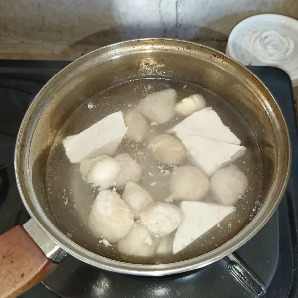 Kemudian masukkan juga baso.
