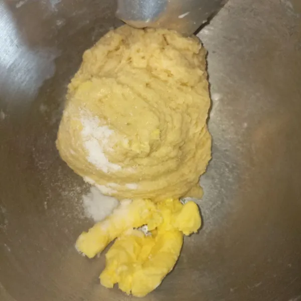 Setelah adonan terbentuk tambahkan mentega dan garam, uleni hingga kalis elastis.