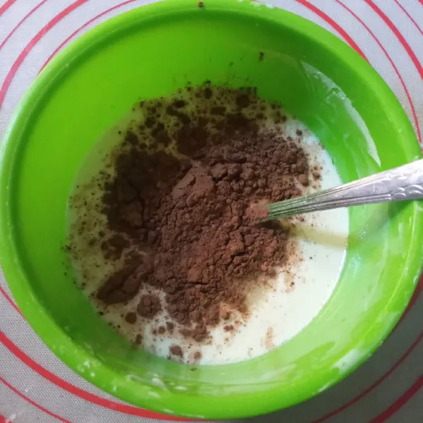 Masukkan cokelat bubuk, aduk sampai tercampur rata dan todak bergerindil.