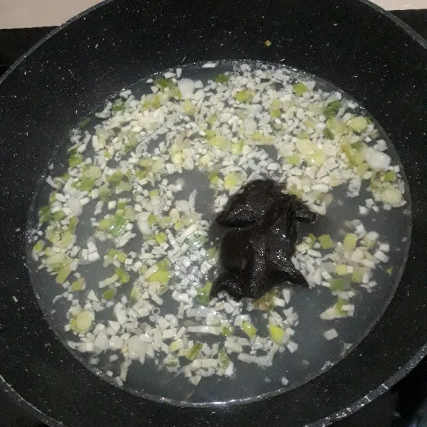 Tuang 500 ml air, tunggu sampai mendidih. Masukkan petis, aduk rata. Bumbui dengan gula dan garam.