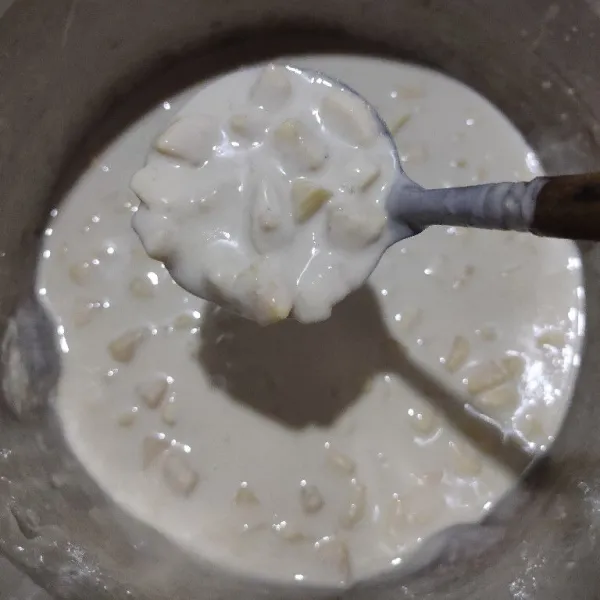 Masukkan potongan pisang kedalam adonan tepung lalu aduk rata