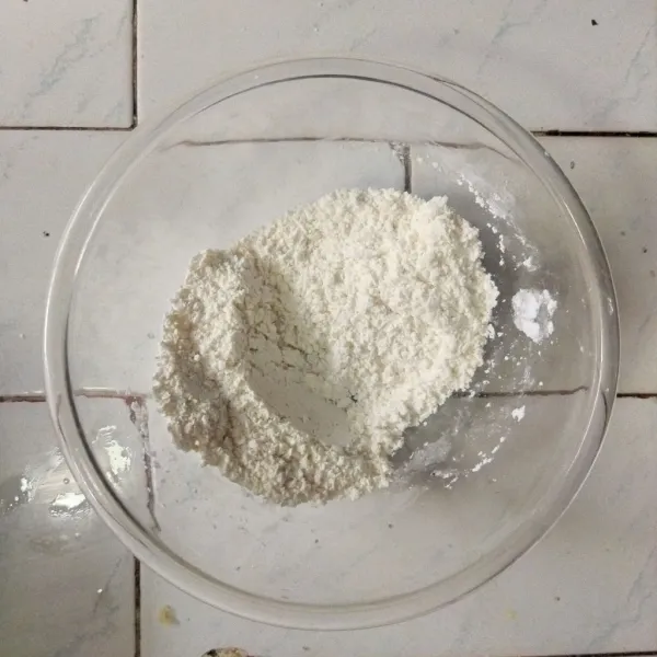 Campurkan tepung terigu, tepung beras, garam, penyedap dan chili flake dalam satu wadah lalu aduk hingga tercampur rata.