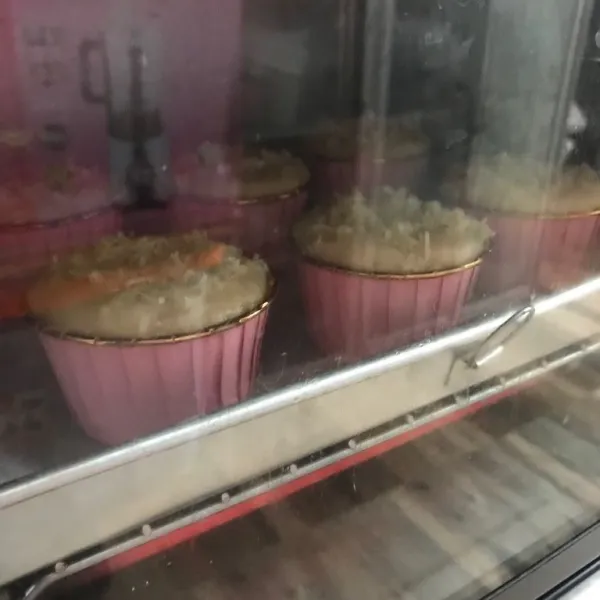 Paggang dalam oven selama 20 -25 menit pada suhu 200 DC. Sesuaikan oven masing-masing. Setelah matang hias dengan butter cream dan permen hias di atasnya. Sajikan.