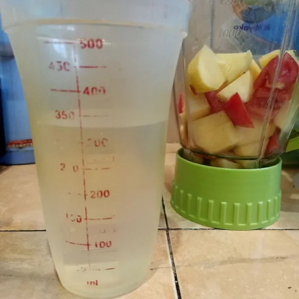 Masukan buah ke blender dan jangan lupa siapkan air.