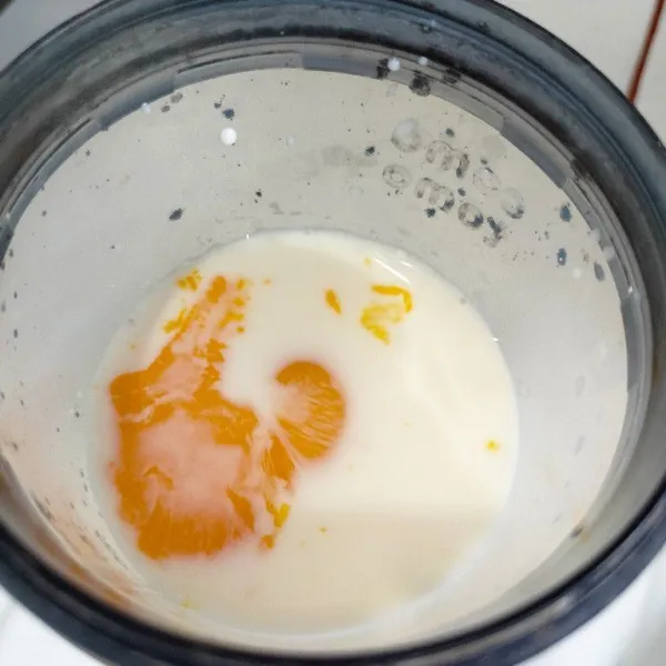 Campurkan kuning telur dan susu cair kedalam wadah aduk rata