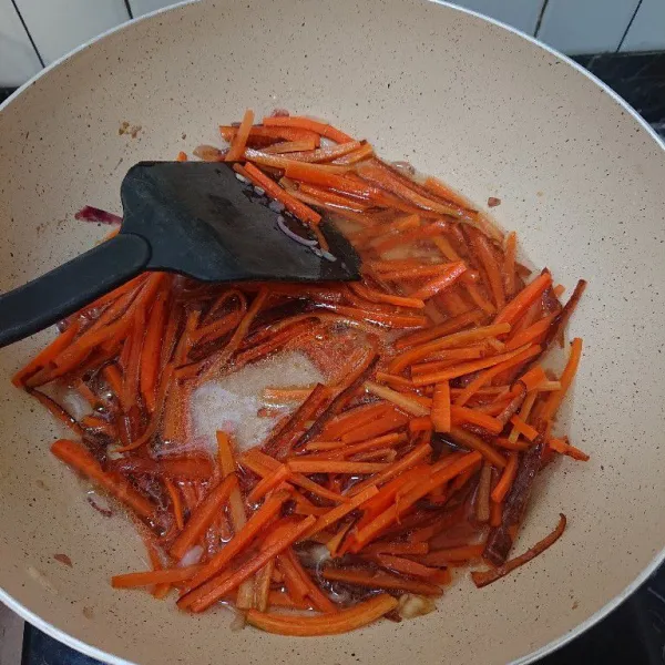 Masukkan wortel dan air. Aduk rata. Masak hingga wortel setengah matang.