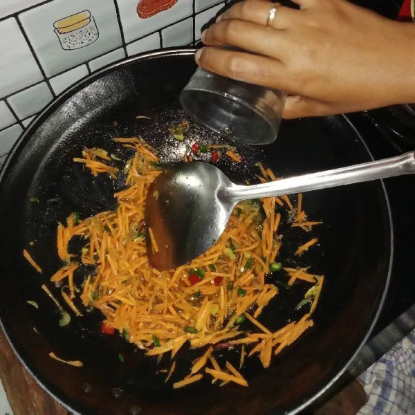 Tambahkan sedikit air masak hingga wartelnya matang.