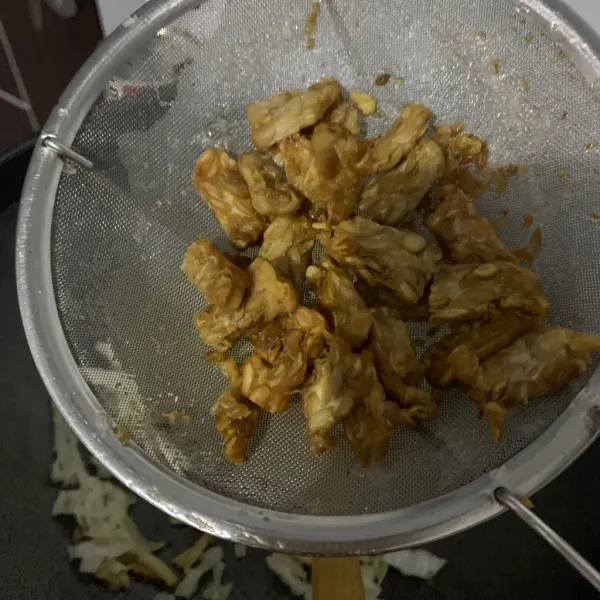 Goreng tempe dan campurkan