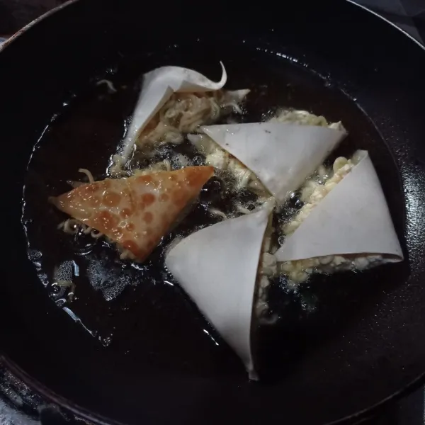 Goreng diminyak panas api sedang sampai kering keemasan, tiriskan
