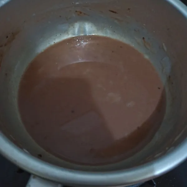 Campur cokelat bubuk, bubuk jelly plain, susu bubuk, garam, gula, dan air. Masak hingga mendidih