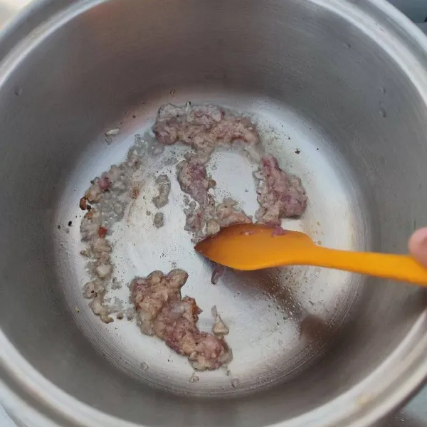 Panaskan minyak, kemudian tumis hingga harum dan tanak.
