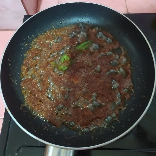 Masak sampai mengental. Sajikan tape bakar dengan saus kelapa gula merah di atasnya.